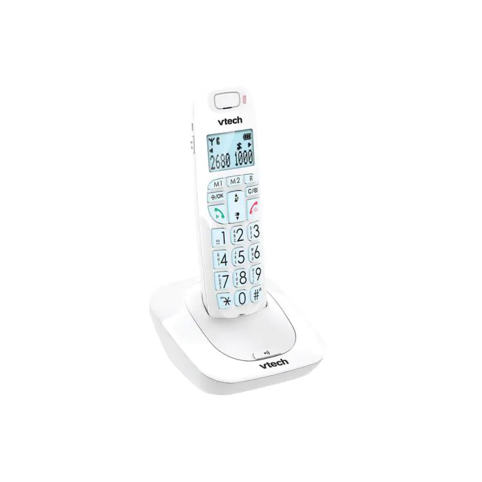 טלפון אלחוטי לבן של Vtech עם כפתורים גדולים מונח בעמדת הטעינה שלו.